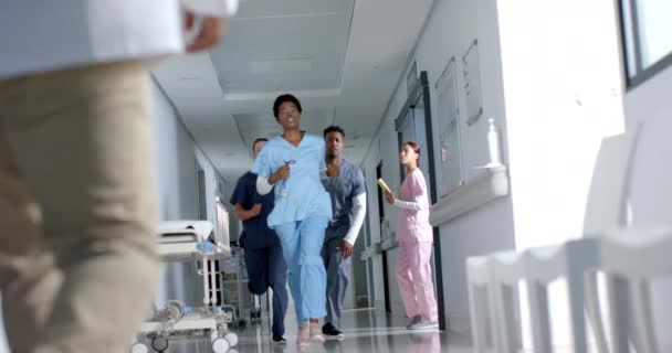 Zróżnicowani Lekarze Biegający Korytarzem Szpitalu Zwolnione Tempo Szpital Praca Zespołowa — Wideo stockowe