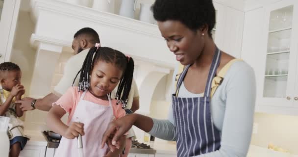Felice Coppia Afroamericana Con Figlio Figlia Grembiuli Preparare Pasto Cucina — Video Stock