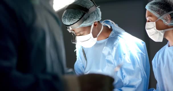 不同的外科医生穿着外科工作服在手术室为病人做手术 动作缓慢 团队合作 医疗保健和工作 — 图库视频影像
