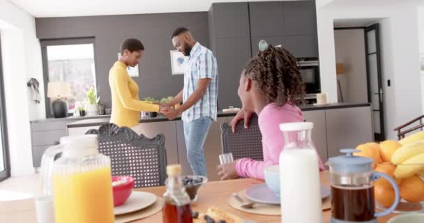 Afroamerikanske Foreldre Datter Som Danser Kjøkkenet Sakte Bevegelse Familie Mat – stockvideo