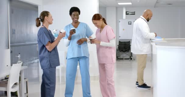 Diverse Ärztinnen Reden Und Trinken Krankenhaus Kaffee Zeitlupe Krankenhaus Teamwork — Stockvideo