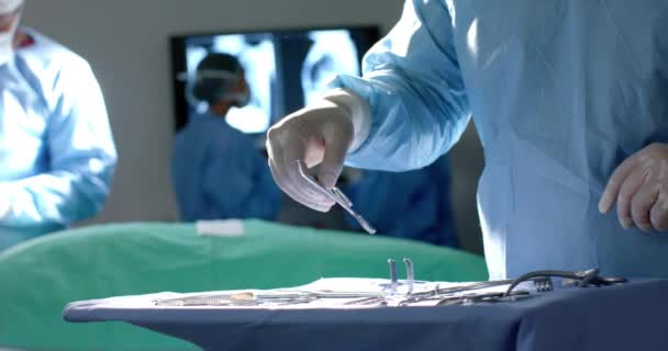 Środkowa Część Dwurasowego Chirurga Przygotowującego Instrumenty Chirurgiczne Sali Operacyjnej Zwolnione — Wideo stockowe