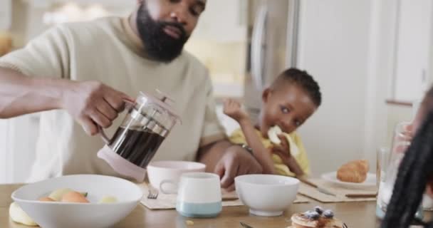 Afro Americano Pai Com Filho Filha Desfrutando Refeição Sala Jantar — Vídeo de Stock