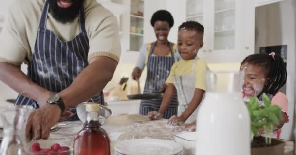 Šťastný Africký Americký Pár Synem Dcerou Zástěrách Připravující Jídlo Kuchyni — Stock video