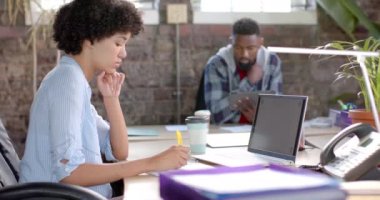 Ofiste fotokopi alanı olan tablet ve dizüstü bilgisayar kullanan farklı meslektaşlar. İş, teknoloji ve takım çalışması, değiştirilmemiş.