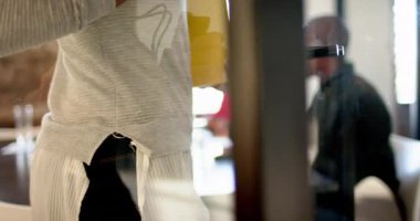 Bilgisayarlı Afrikalı Amerikalı meslektaşlar ofiste işleri tartışıyor, ağır çekimde. İş, teknoloji, beyin fırtınası ve takım çalışması, değiştirilmemiş.