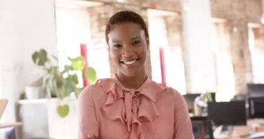 Afrika kökenli Amerikalı meslektaşların portresi ofiste çalışmayı tartışıyor, ağır çekimde. İş, beyin fırtınası ve takım çalışması, değiştirilmemiş.