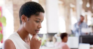 Yaratıcı ofiste ağır çekimde çalışan mutlu Afrikalı Amerikalı meslektaşların portresi. İş, teknoloji, çalışma ve takım çalışması, değiştirilmemiş.