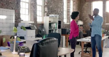 İş ve kahveleri ağır çekimde tartışan çeşitli meslektaşlarınız kutlu olsun. İş, içki, beyin fırtınası ve takım çalışması, değiştirilmemiş.