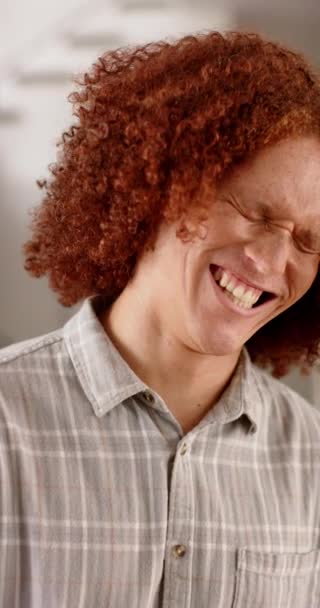 Vídeo Vertical Retrato Feliz Hombre Birracial Con Pelo Rizado Sonriendo — Vídeo de stock