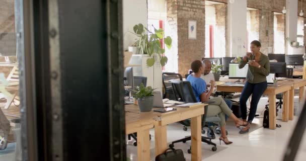 Счастливые Африканские Американские Коллеги Обсуждают Работу Обедают Креативном Офисе Замедленная — стоковое видео