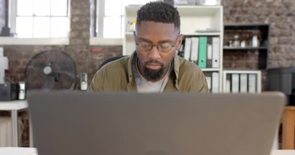 Focused African American Casual Businessman Using Laptop Having Lunch Office — Stockvideo