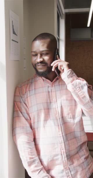 Vertikal Video Porträtt Glad Afrikansk Amerikansk Casual Affärsman Talar Smartphone — Stockvideo