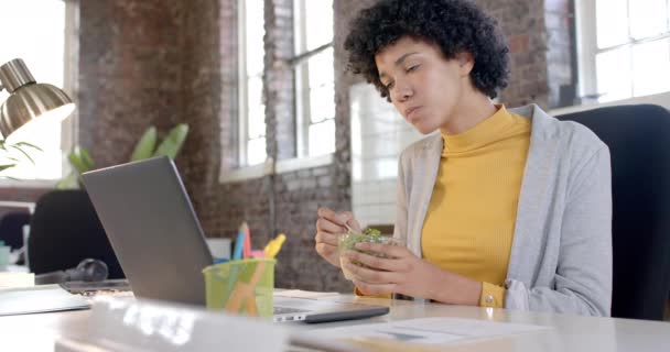 Focused Biracial Casual Businesswoman Using Laptop Having Lunch Office Slow — Vídeos de Stock
