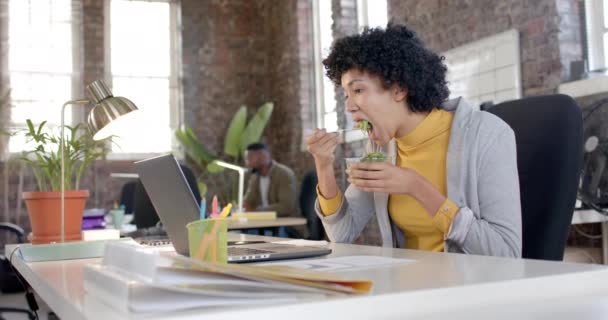Focused Biracial Casual Businesswoman Using Laptop Having Lunch Office Slow — Stock Video