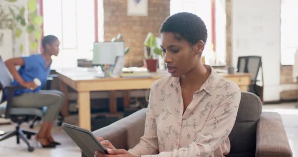快乐的非洲裔美国同事使用平板电脑 走入办公室 动作缓慢 技术和团队精神 — 图库视频影像