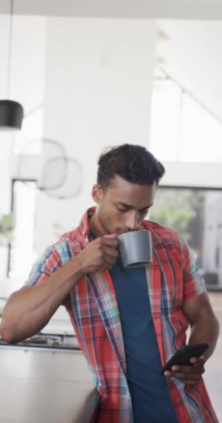 Vertikal Video Latino Man Dricka Kaffe Och Använda Smartphone Soligt — Stockvideo