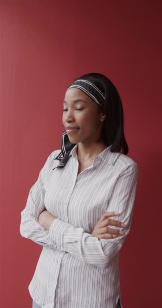 Vertikales Videoporträt Einer Glücklichen Afrikanisch Amerikanischen Geschäftsfrau Die Büro Lächelt — Stockvideo