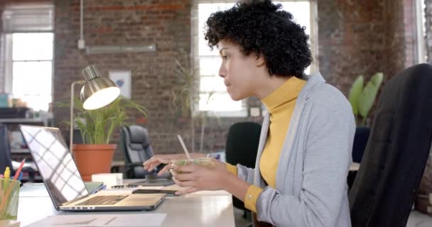 Focused Biracial Casual Businesswoman Using Laptop Having Lunch Office Slow — Wideo stockowe