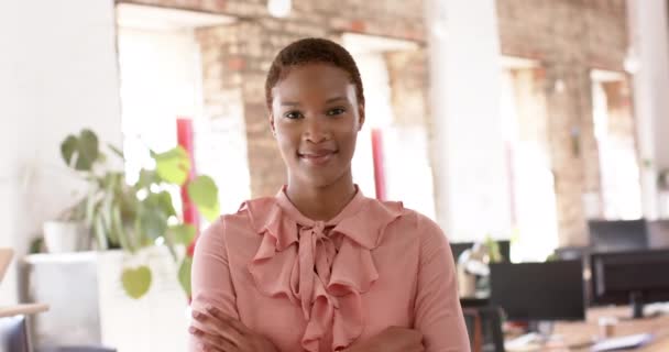 Portrait Happy African American Casual Businesswoman Creative Office Slow Motion — kuvapankkivideo