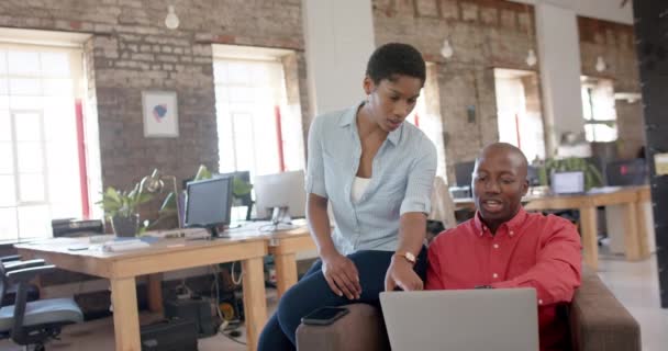 Счастливые Африканские Американские Коллеги Используют Ноутбук Разговаривают Креативном Офисе Замедленная — стоковое видео