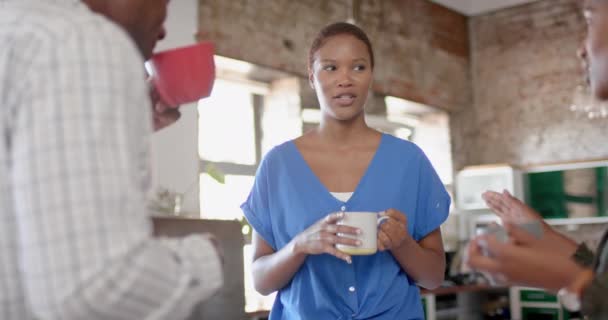Colegas Americanos Africanos Felizes Conversando Bebendo Café Escritório Criativo Câmera — Vídeo de Stock