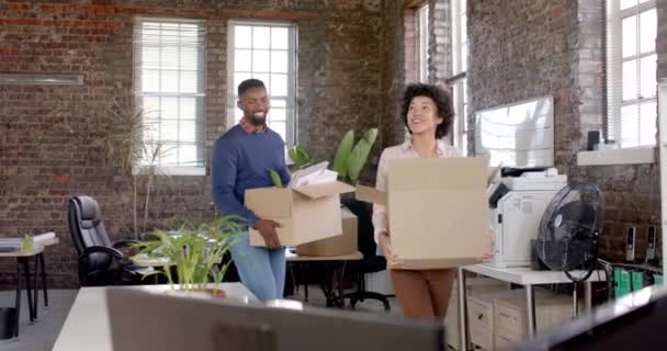 Zufriedene Kollegen Die Kisten Mit Dokumenten Und Bürogegenständen Zeitlupe Halten — Stockvideo