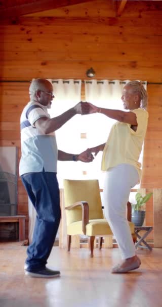 Κατακόρυφο Βίντεο Χαρούμενους Ηλικιωμένους Αφροαμερικανούς Χορεύουν Στο Σπίτι Αργή Κίνηση — Αρχείο Βίντεο
