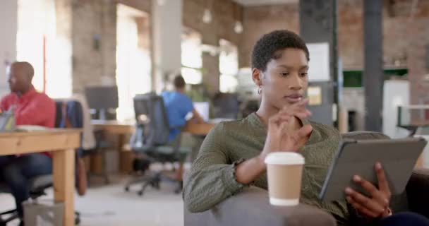 Αφροαμερικανοί Συνάδελφοι Που Χρησιμοποιούν Υπολογιστή Και Tablet Στο Δημιουργικό Γραφείο — Αρχείο Βίντεο