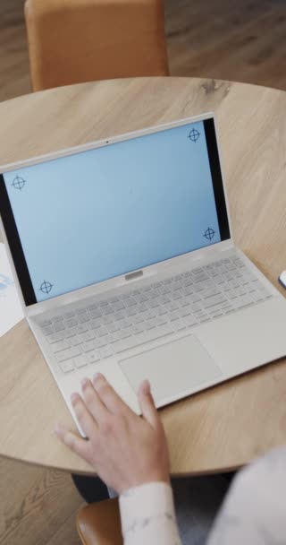 Vídeo Vertical Empresária Oriente Médio Videochamada Usando Laptop Escritório Casual — Vídeo de Stock