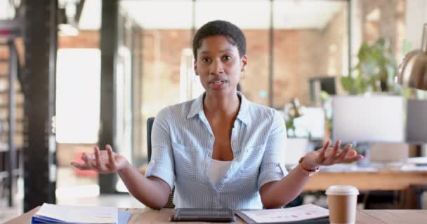 Portrait Happy African American Casual Businesswoman Having Video Call Gesturing — Vídeo de Stock