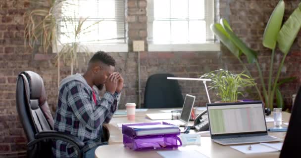 Сосредоточенный Африканский Американский Бизнесмен Использующий Ноутбук Офисе Замедленной Съемке Бизнес — стоковое видео
