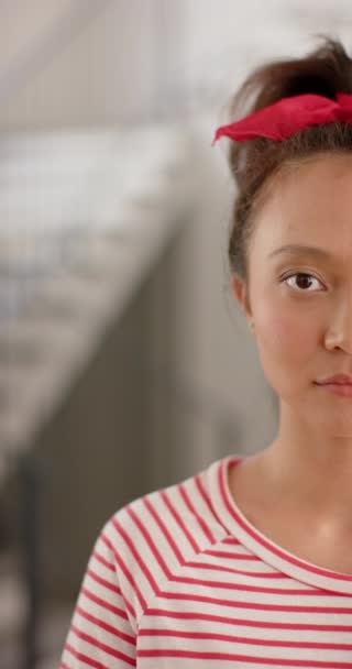 Vídeo Vertical Retrato Mujer Asiática Feliz Con Diadema Sonriendo Casa — Vídeos de Stock