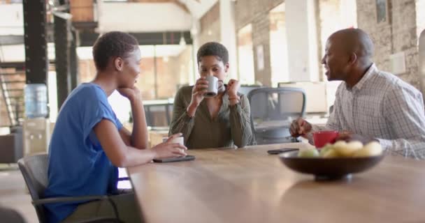 Colegas Americanos Africanos Felizes Conversando Bebendo Café Escritório Criativo Câmera — Vídeo de Stock