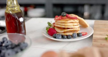 Mutfakta meyveli ve ballı krepleri yavaş çekimde kapat. Yaşam tarzı, yemek, yemek pişirme ve ev yaşamında değişiklik yok..