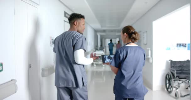 Divers Médecins Parlent Utilisent Tablette Dans Couloir Hôpital Ralenti Technologie — Video