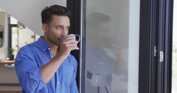 Kahve Içen Pencereden Dışarı Bakan Mutlu Melez Adam Yavaş Çekim — Stok video