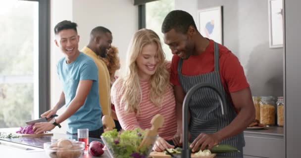 Lykkelig Mangfoldig Gruppe Venner Som Forbereder Måltid Kjøkkenet Sakte Bevegelse – stockvideo