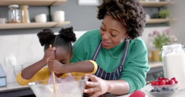Heureuse Mère Fille Afro Américaine Préparant Pâte Dans Bol Dans — Video