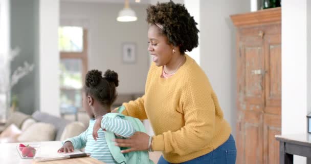 Mãe Afro Americana Mandar Filha Para Escola Casa Câmara Lenta — Vídeo de Stock