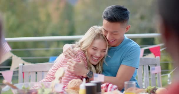 Diversos Amigos Felizes Abraçando Sorrindo Mesa Jantar Jardim Câmera Lenta — Vídeo de Stock