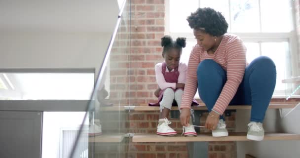 Africká Americká Matka Radí Zavazuje Dceři Doma Boty Zpomaluje Životní — Stock video