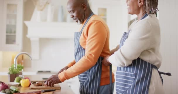 Glad Afrikansk Seniorpar Förkläden Förbereder Mat Köket Slow Motion Pensionering — Stockvideo
