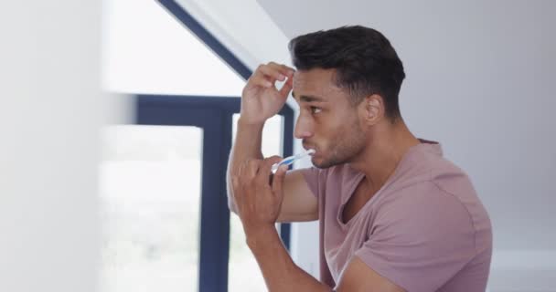 Homem Biracial Olhando Espelho Escovando Dentes Casa Banho Ensolarada Pela — Vídeo de Stock
