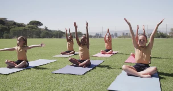 Gericht Diverse Schoolmeisjes Oefenen Yoga Mediteren Het Stadion Slow Motion — Stockvideo