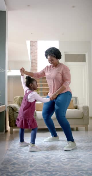 Vertikální Video Šťastné Africké Americké Matky Dcery Tančící Doma Zpomalené — Stock video