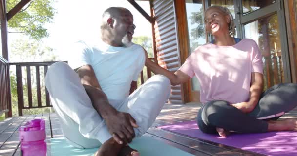 Ευτυχισμένο Ζευγάρι Αφροαμερικανών Που Κάθονται Χαλάκια Και Μιλάνε Στην Ηλιόλουστη — Αρχείο Βίντεο
