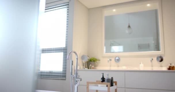 Close Banheiro Branco Ensolarado Com Banheira Autônoma Câmera Lenta Estilo — Vídeo de Stock
