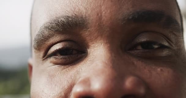 Portrét Zblízka Oči Šťastných Očí Afroameričana Zpomalený Film Relaxace Životní — Stock video