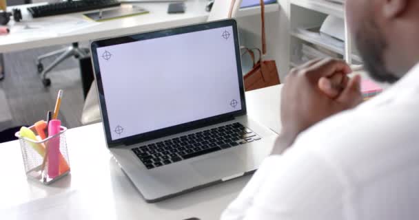 Afroamerikanische Gelegenheitsunternehmer Mit Laptop Videoanruf Mit Kopierplatz Auf Dem Bildschirm — Stockvideo